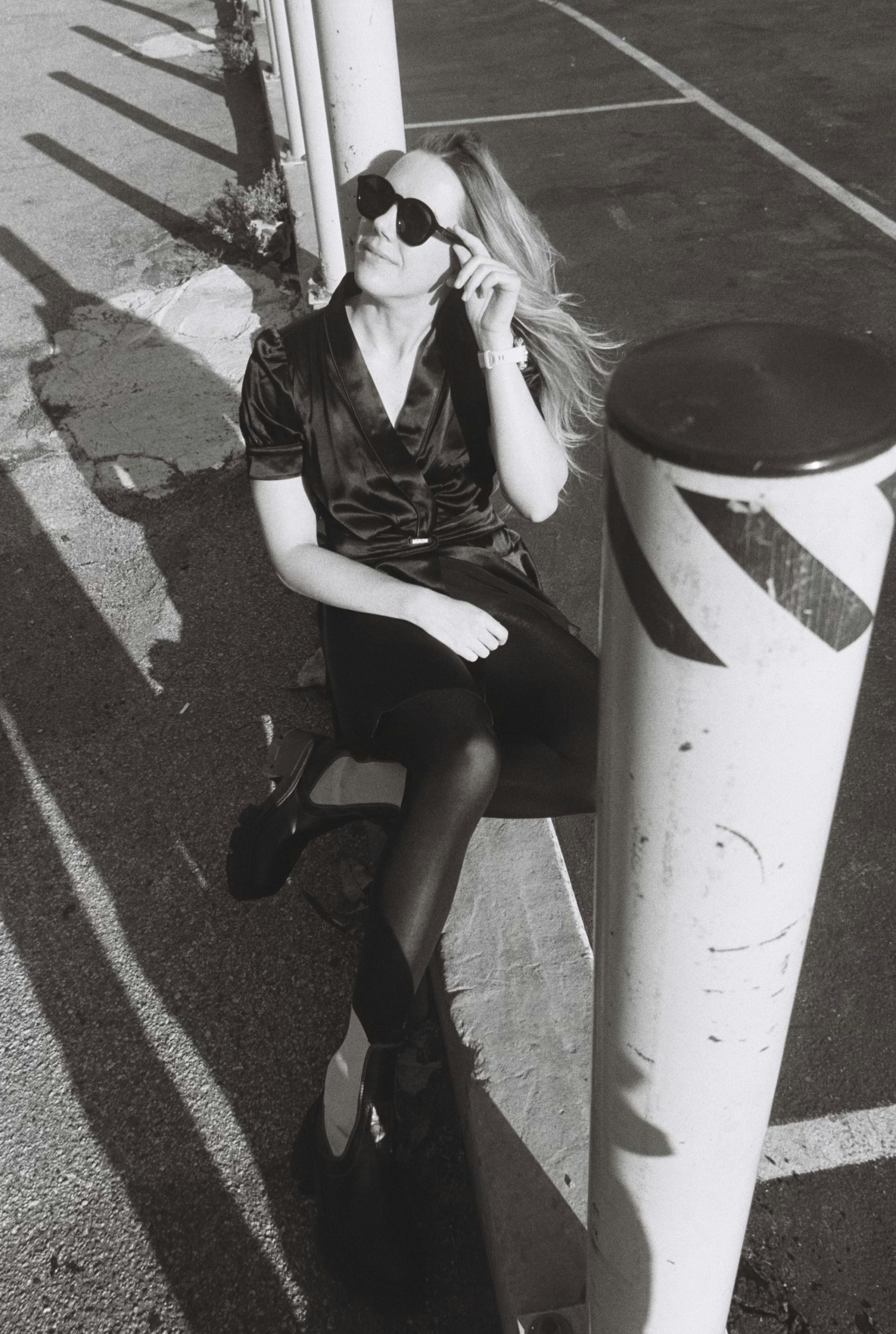 Woman in sunglasses in relaxed outdoor styling